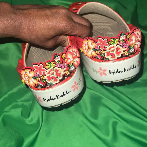 NWT Frida Kahlo x Crocs size Women’s 12 / Men’s 10 - Picture 9 of 12
